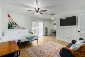 Cozy Studio,pool,kingbed,balcony-gym